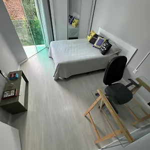 Confortavel Com Tv, Ar E Sacada Vista Jardim Quarto em Acomodações Particulares